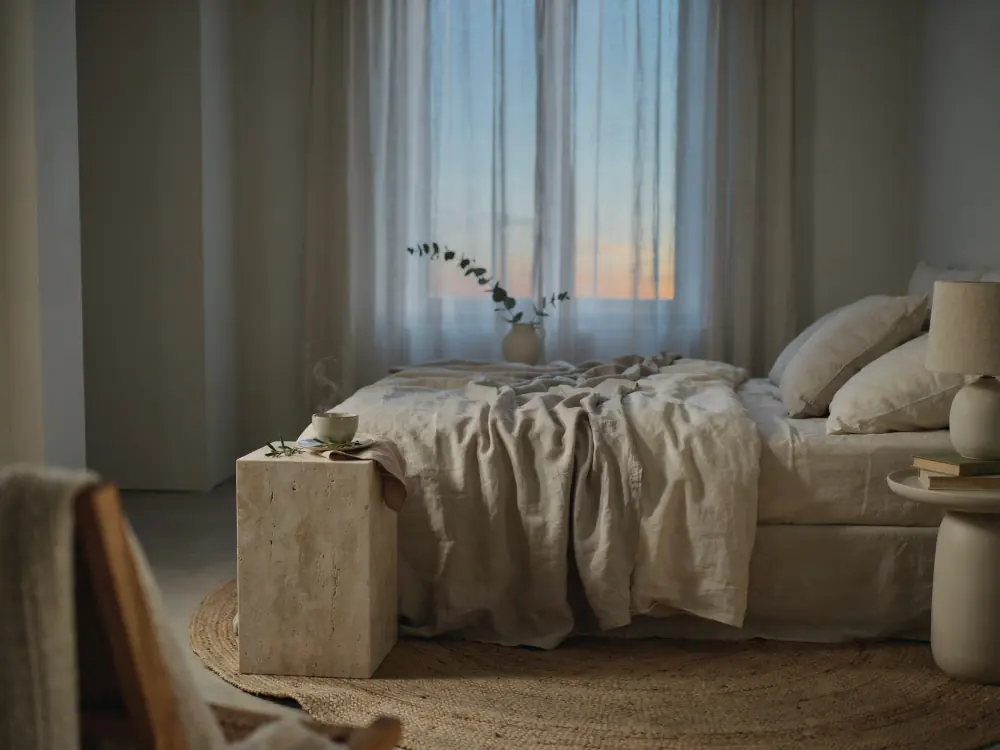 Dormitorio sereno de lino y piedra al amanecer